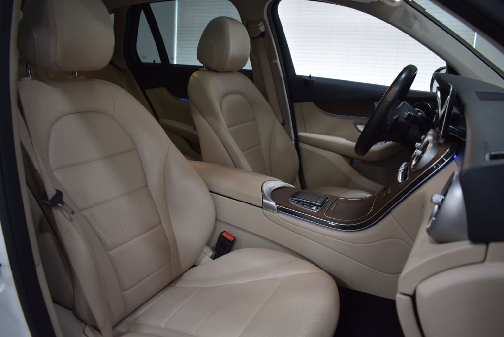 Used 2021 Mercedes-Benz GLC 300 4MATIC w/ Premium Package image 21