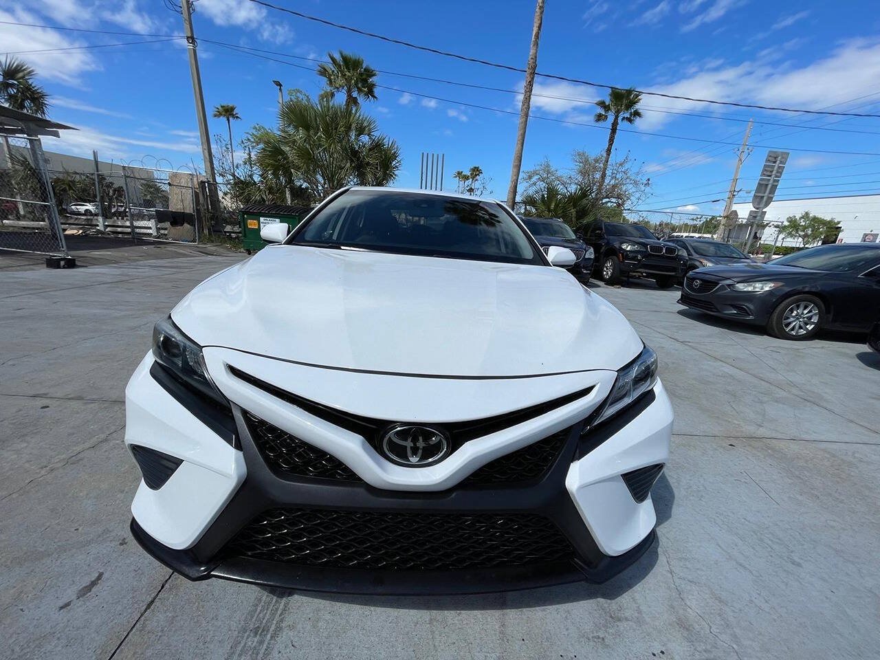 Used 2019 Toyota Camry SE FWD image 1