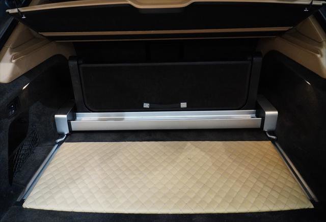 Used 2017 Bentley Bentayga image 32