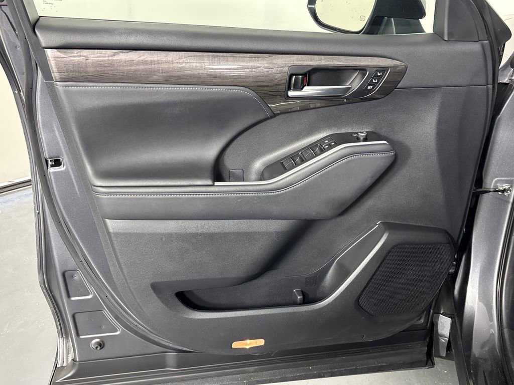 Used 2023 Toyota Highlander Platinum image 27