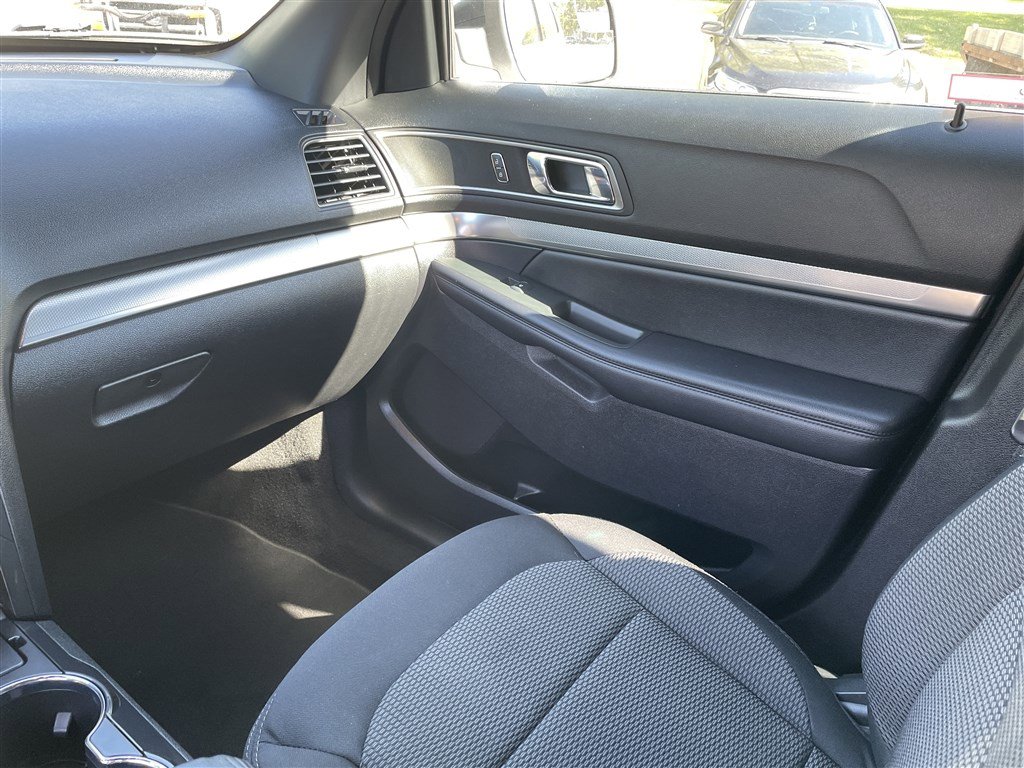 Used 2018 Ford Explorer XLT image 14