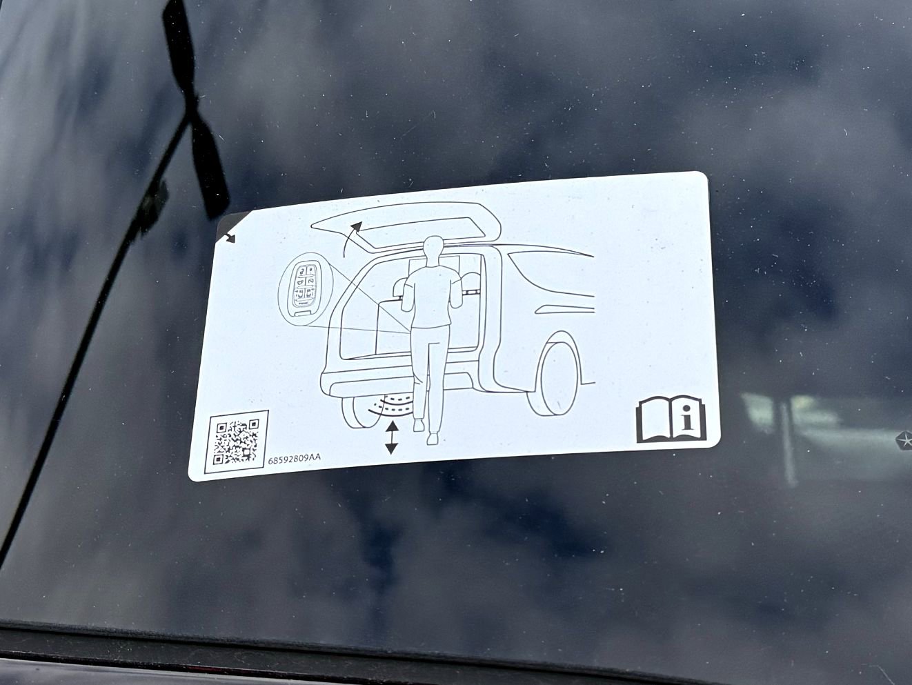 New 2026 Chrysler Pacifica Limited w/ Uconnect Theater Family Group image 10