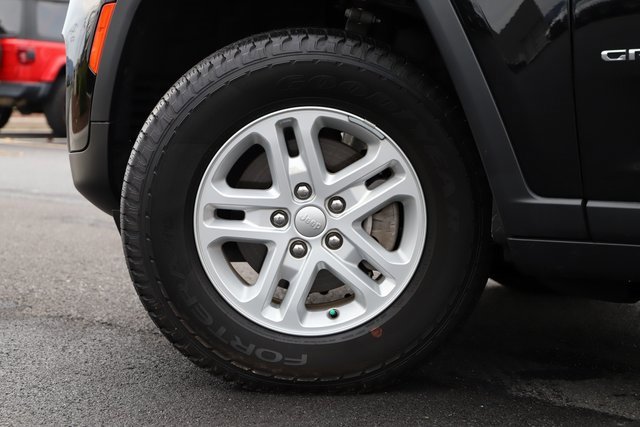 Used 2023 Jeep Grand Cherokee Laredo image 2