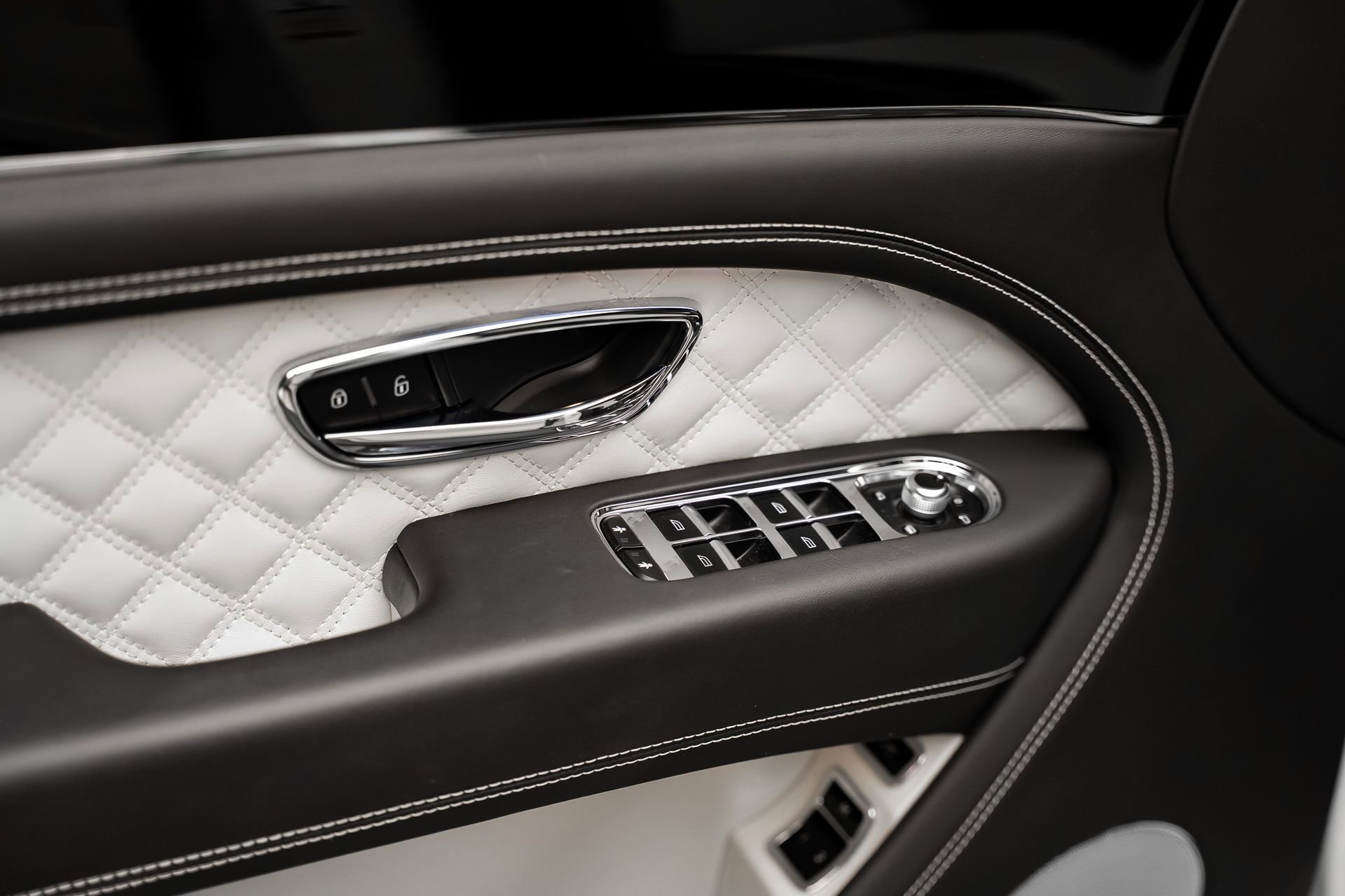 Used 2021 Bentley Bentayga Plug-In Hybrid image 54