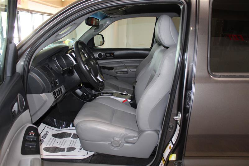 Used 2013 Toyota Tacoma 4x4 Double Cab w/ Limited Pkg image 26