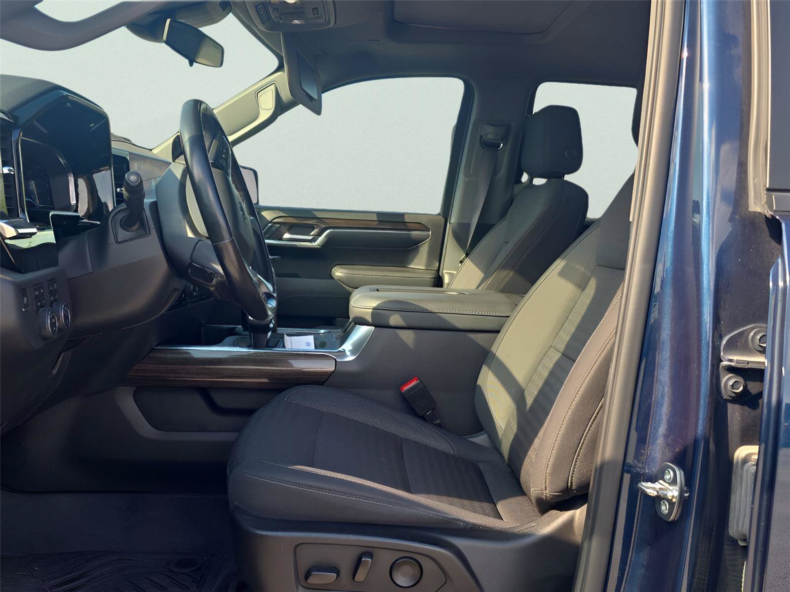 Used 2022 Chevrolet Silverado 1500 LT Trail Boss w/ Convenience Package II AWD/4WD image 11