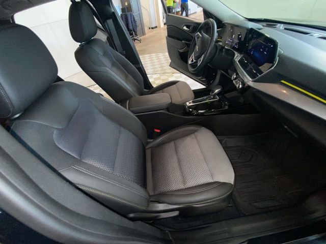 Used 2024 Chevrolet Trax LT w/ Driver Confidence Package FWD image 38