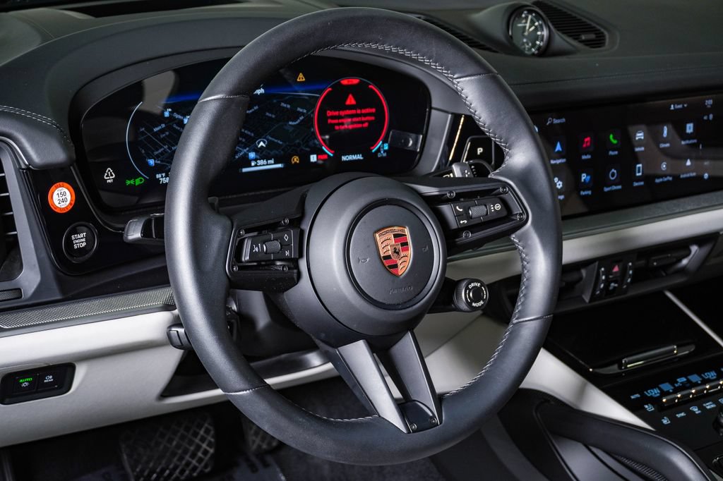 Certified 2025 Porsche Cayenne Coupe AWD/4WD image 18