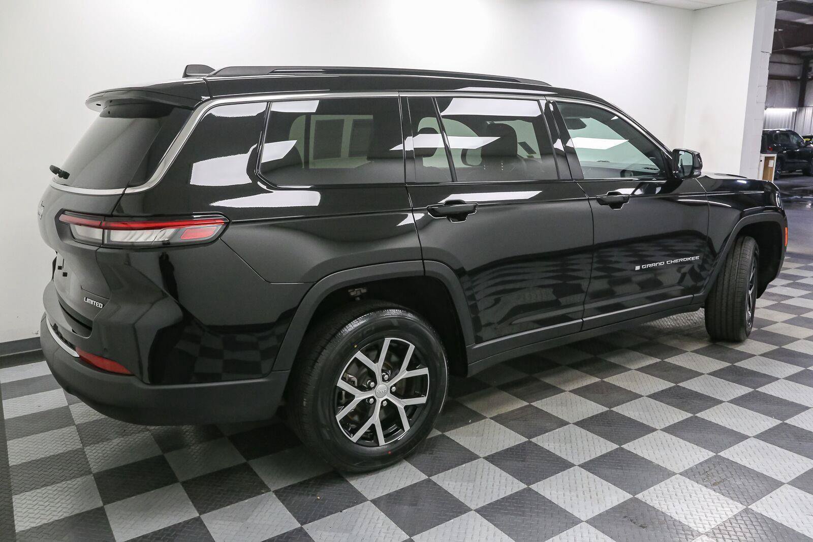 Used 2024 Jeep Grand Cherokee L Limited AWD/4WD image 10