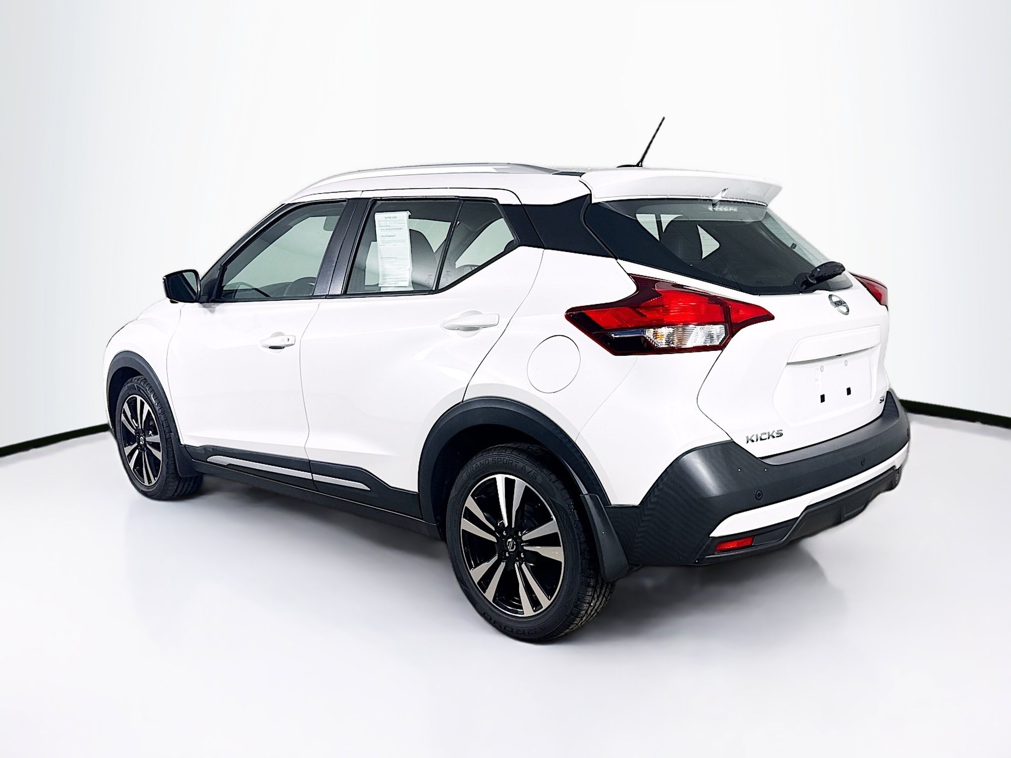 Used 2019 Nissan Kicks SR w/ SR Premium Package FWD image 29