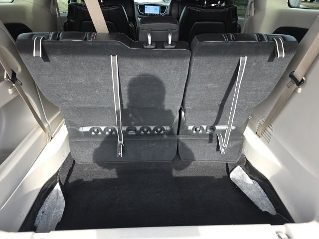Used 2024 Chrysler Pacifica Touring-L image 15