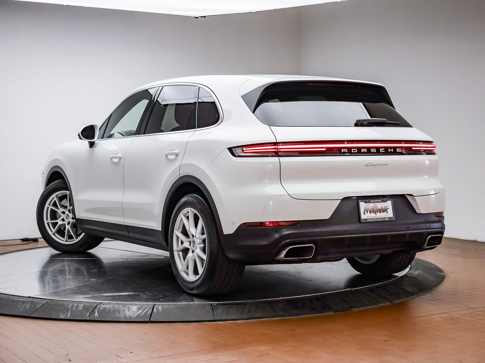 Used 2025 Porsche Cayenne image 3