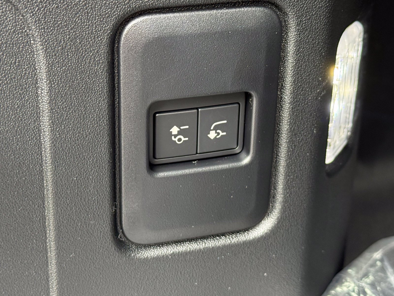 New 2026 Land Rover Defender 110 X-Dynamic SE AWD/4WD image 47
