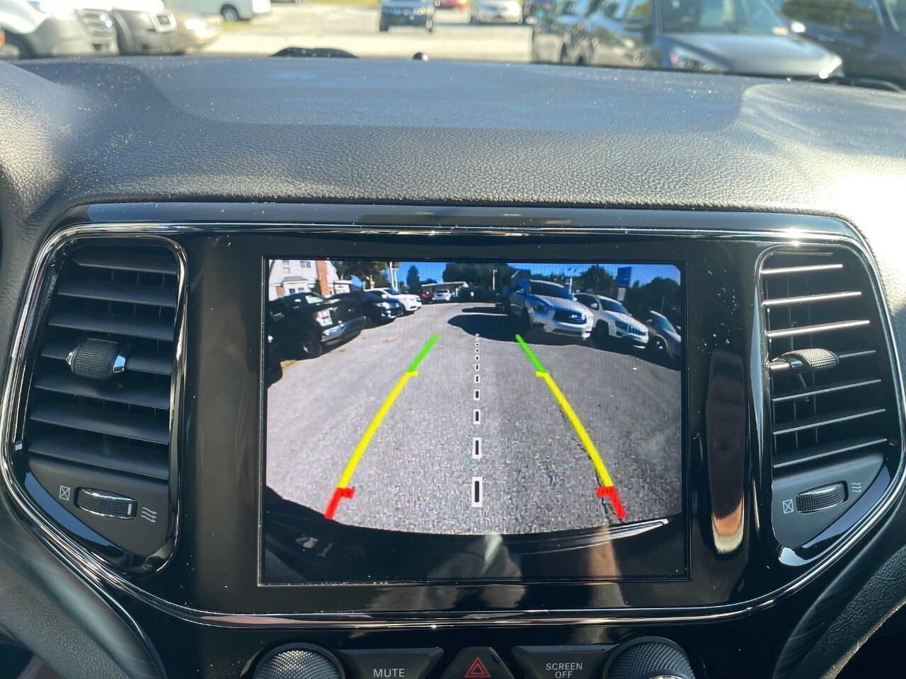 Used 2021 Jeep Grand Cherokee Laredo X image 17