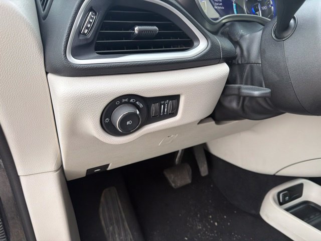 Used 2024 Chrysler Pacifica Touring-L FWD image 21