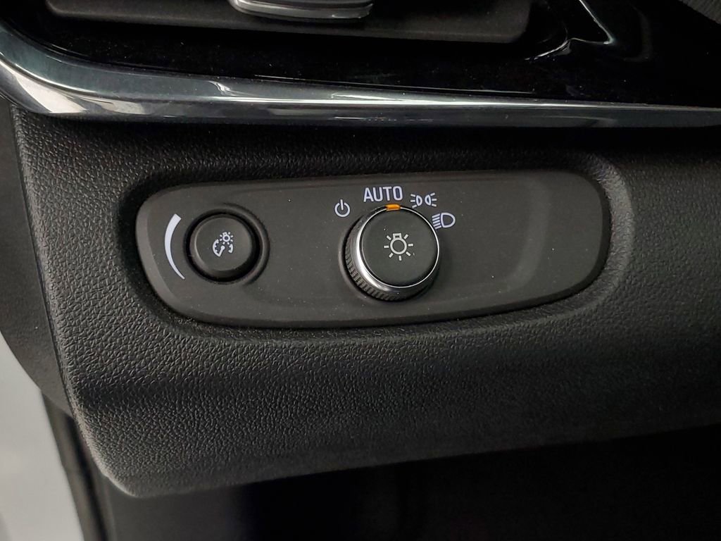 Used 2025 Buick Envista Sport Touring image 13