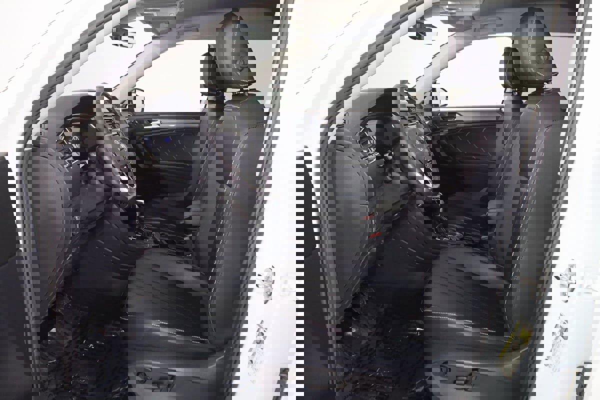 Used 2024 Volkswagen Tiguan SE image 11