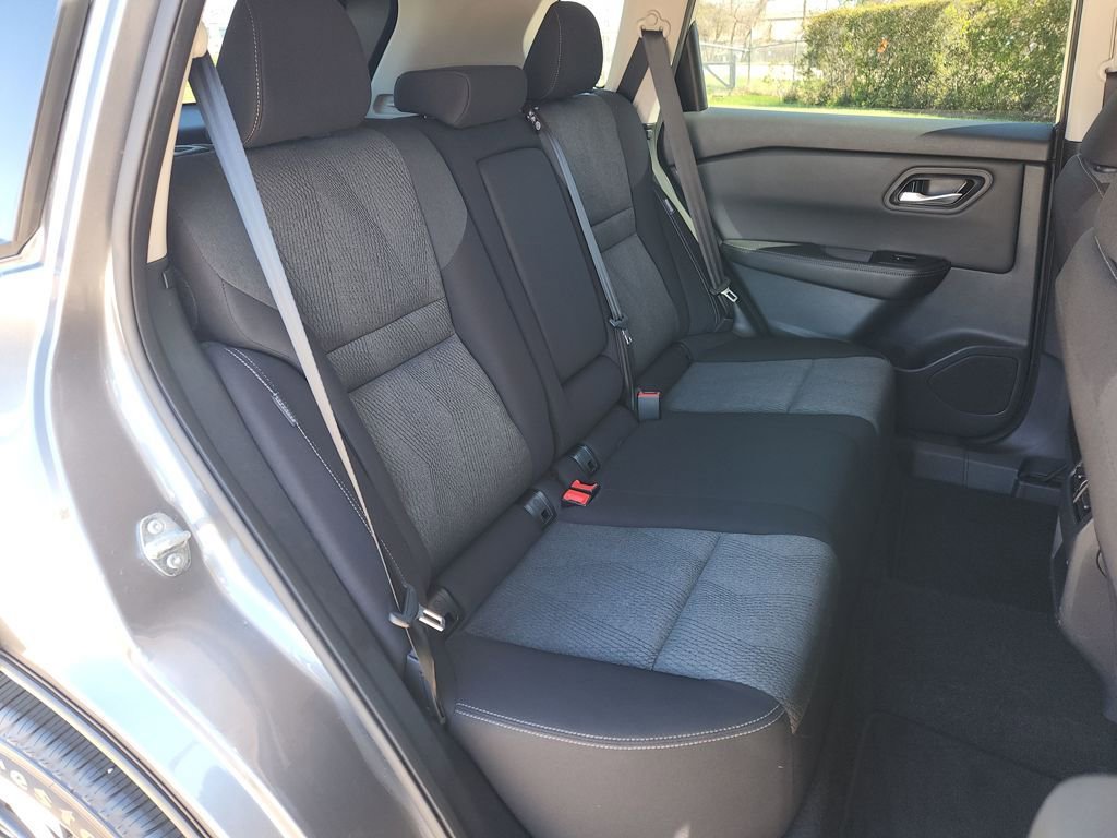 Used 2025 Nissan Rogue SV image 14