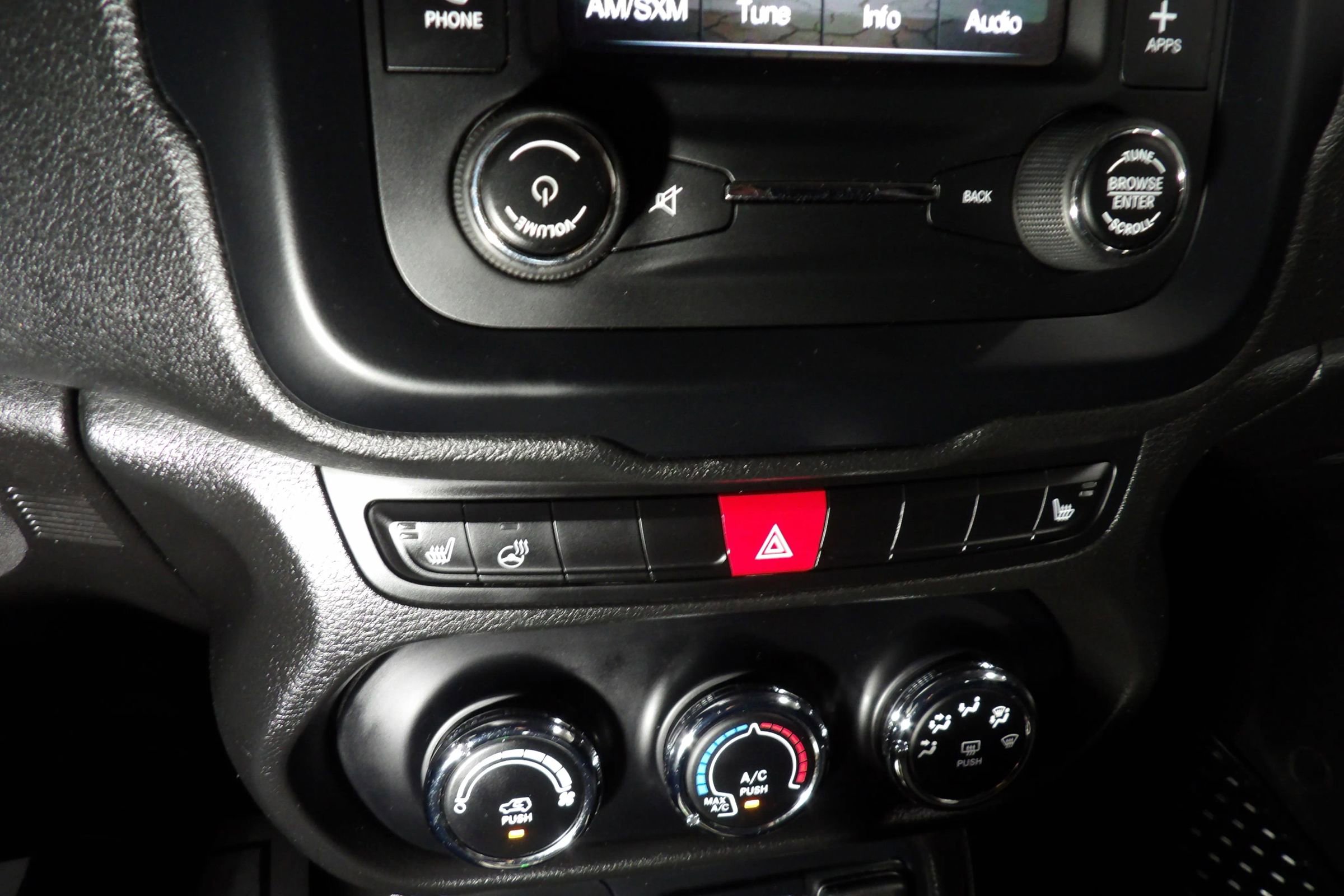 Used 2017 Jeep Renegade Latitude w/ Cold Weather Group image 13