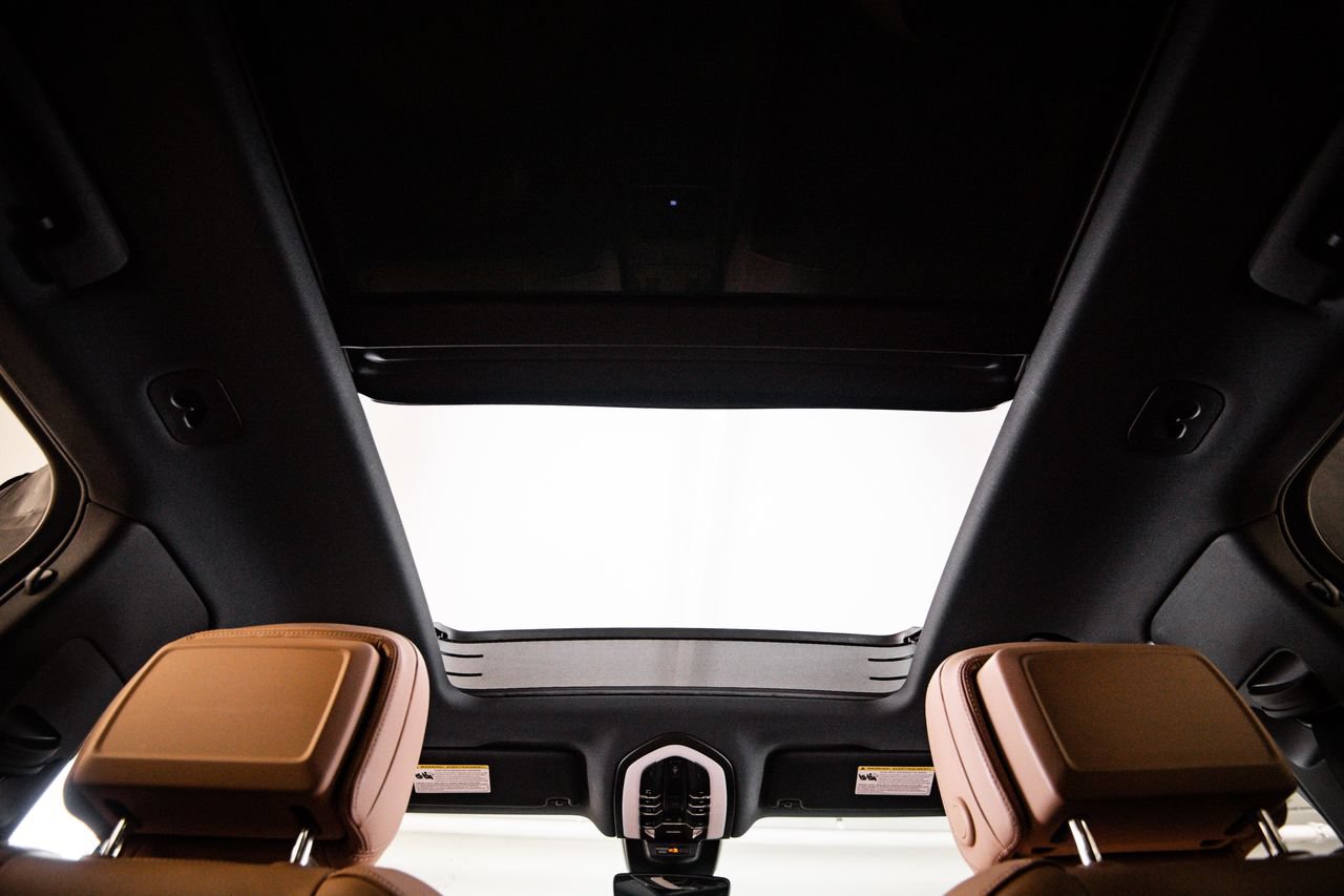 Certified 2023 Porsche Macan AWD/4WD image 30