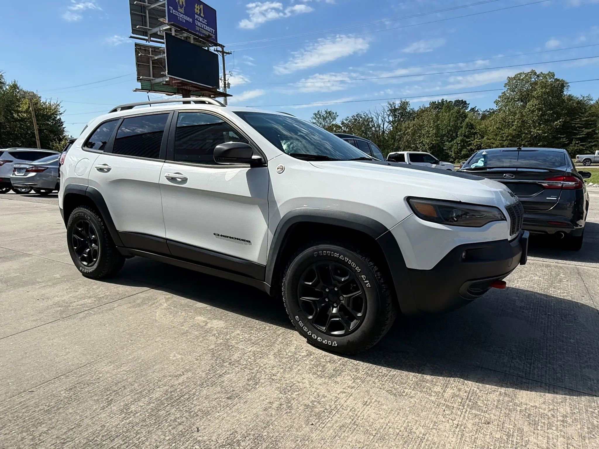 Used 2019 Jeep Cherokee Trailhawk w/ Comfort/Convenience Group image 17