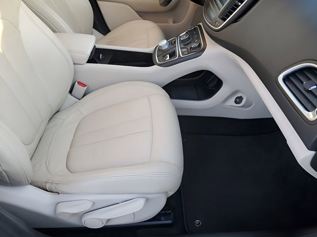 Used 2015 Chrysler 200 Limited w/ Convenience Group image 16