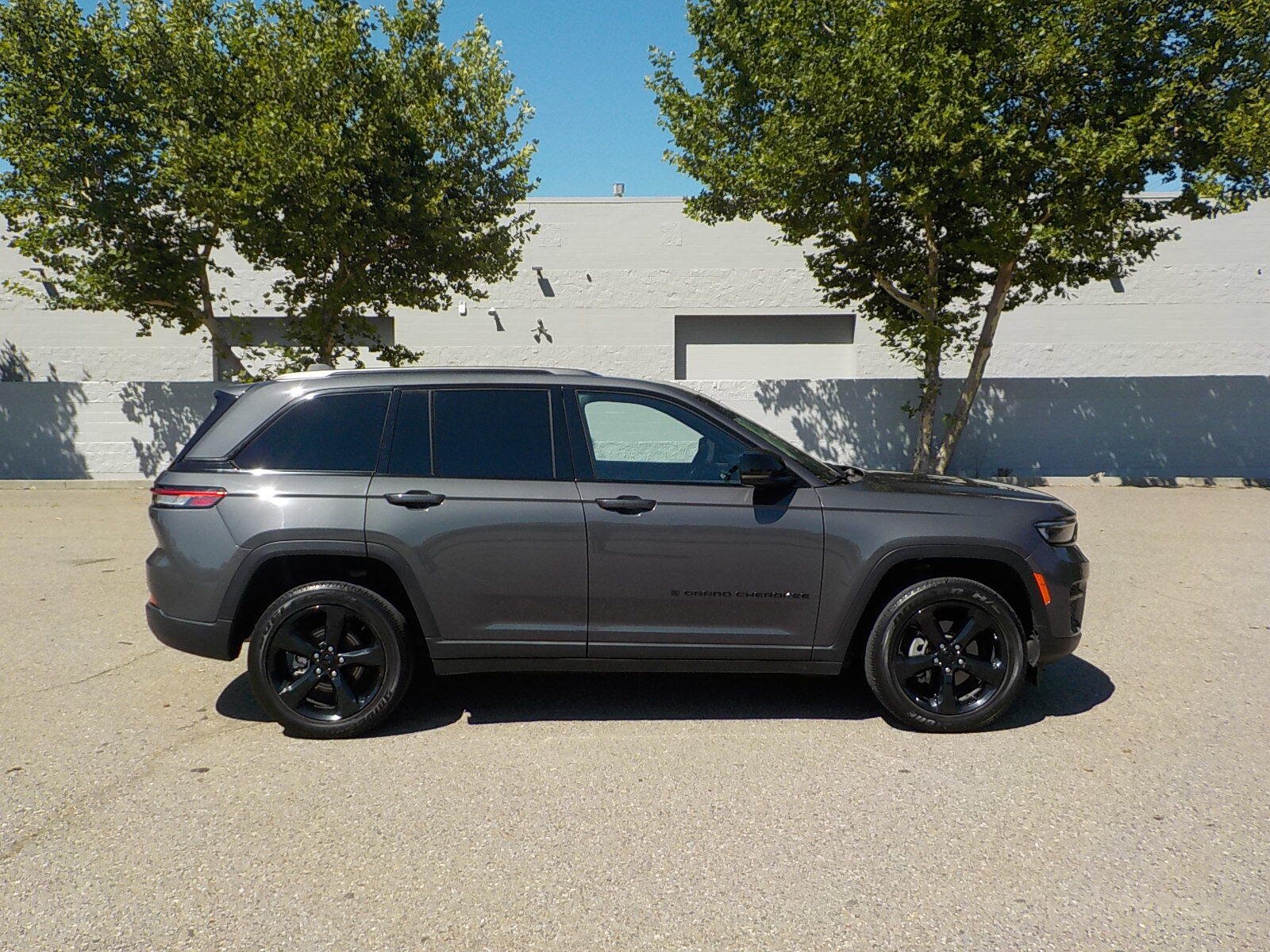 Used 2024 Jeep Grand Cherokee Altitude AWD/4WD image 8