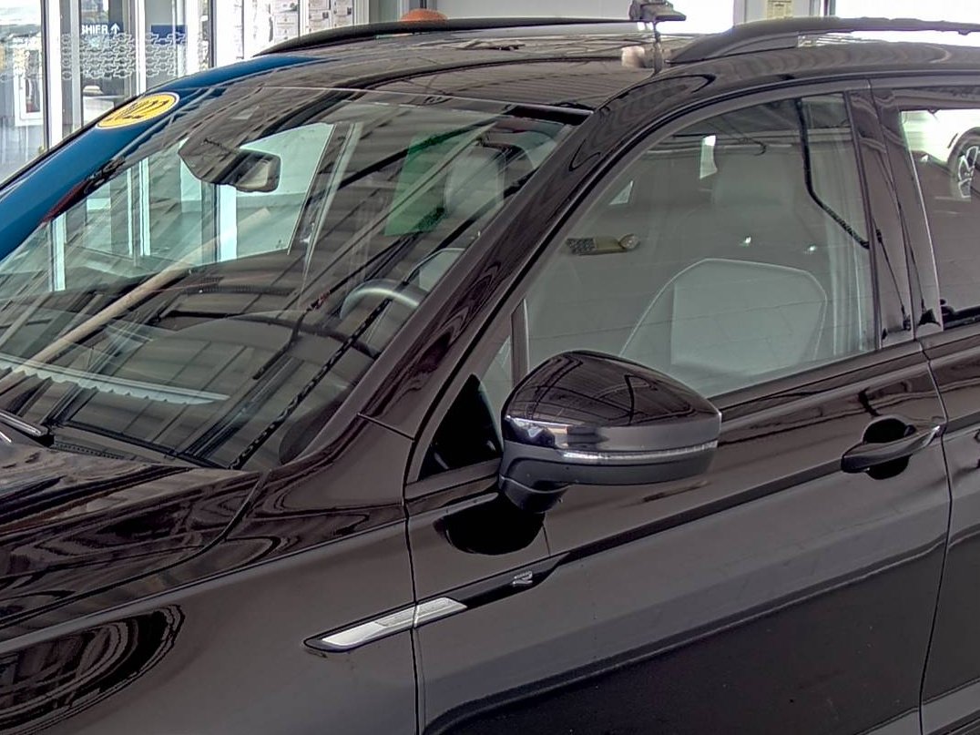 Used 2022 Volkswagen Tiguan SE R-Line image 8