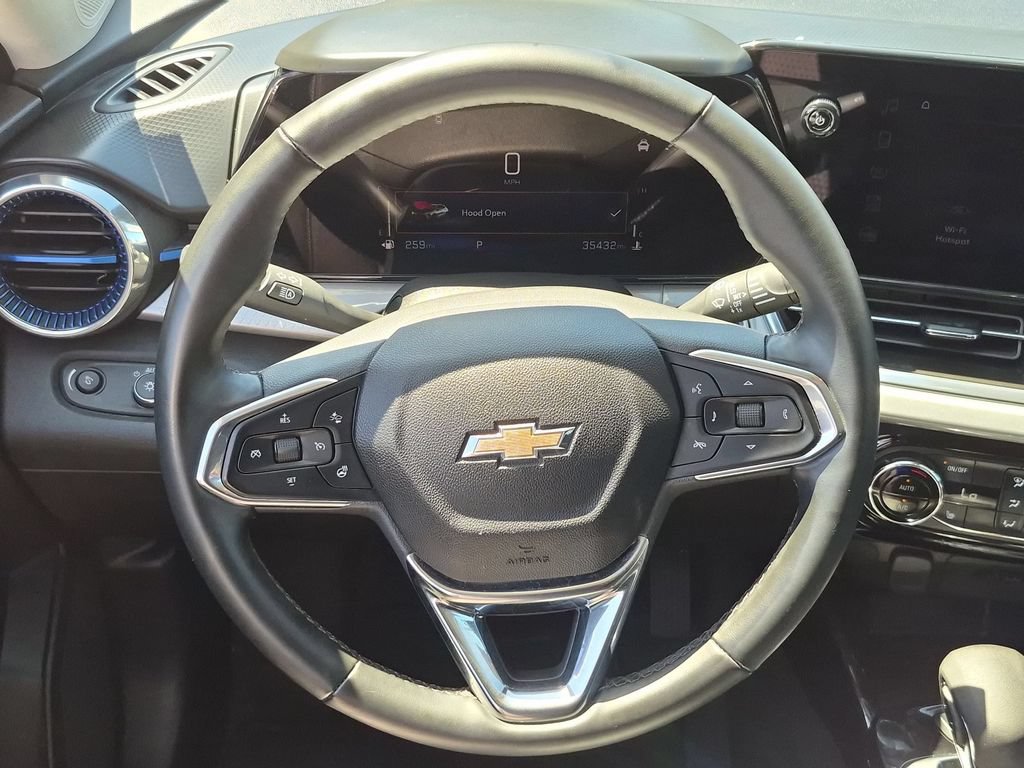 Used 2025 Chevrolet Trax LT w/ LT Convenience Package FWD image 23