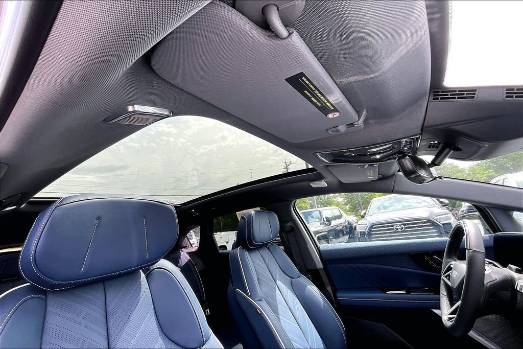 Certified 2025 Cadillac Optiq Luxury 2 w/ LPO, Floor Liner Package AWD/4WD image 27