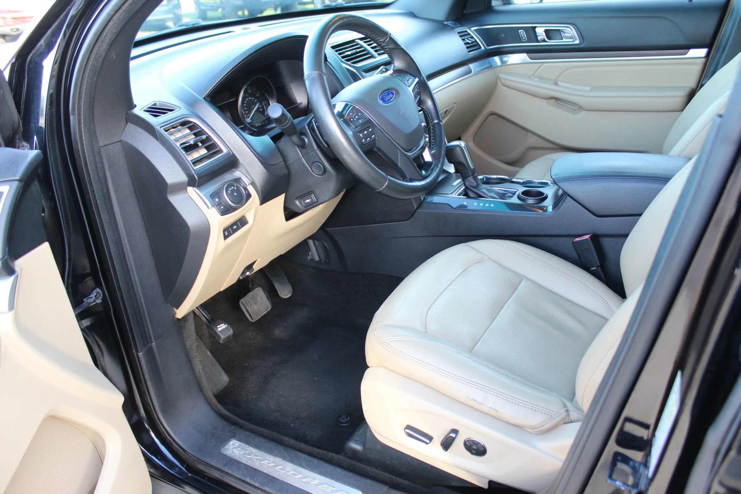 Used 2017 Ford Explorer Limited w/ Equipment Group 301A image 11