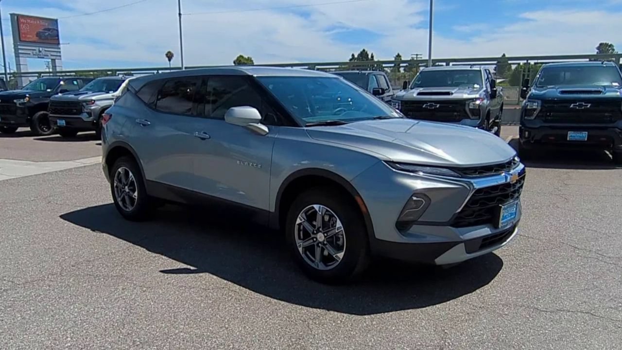 Used 2025 Chevrolet Blazer LT AWD/4WD image 2