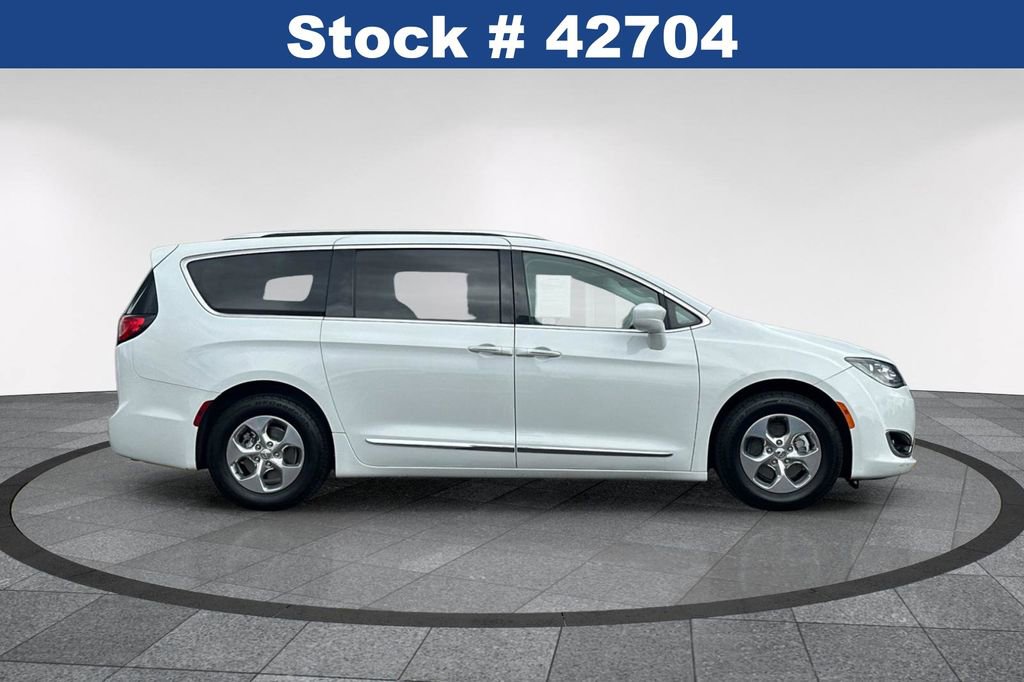 Used 2020 Chrysler Pacifica Touring-L w/ Premium Audio Group FWD image 4