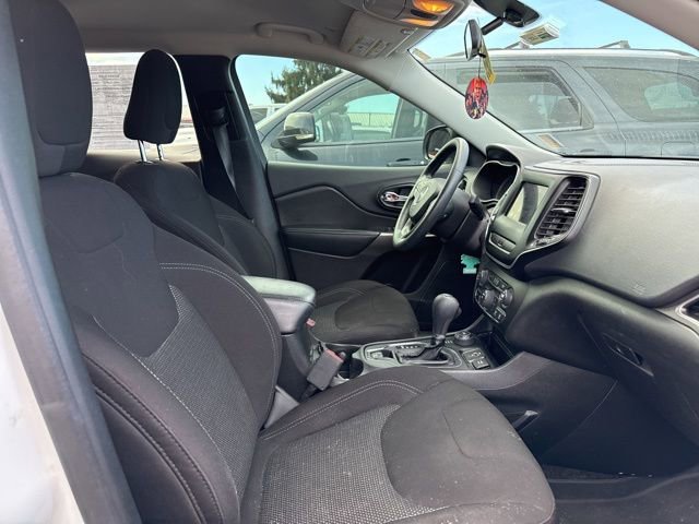 Used 2019 Jeep Cherokee Latitude w/ Popular Appearance Group image 17