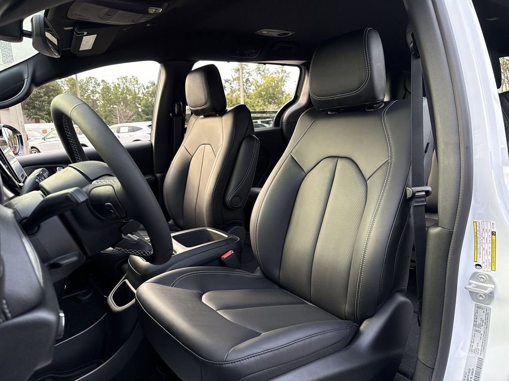 New 2026 Chrysler Pacifica Select image 11