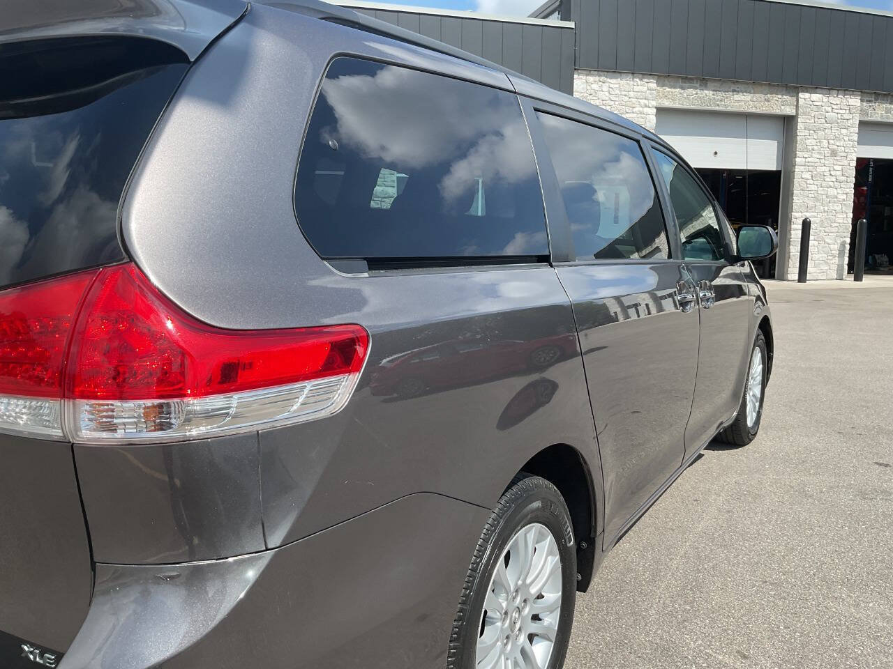 Used 2012 Toyota Sienna XLE FWD image 8