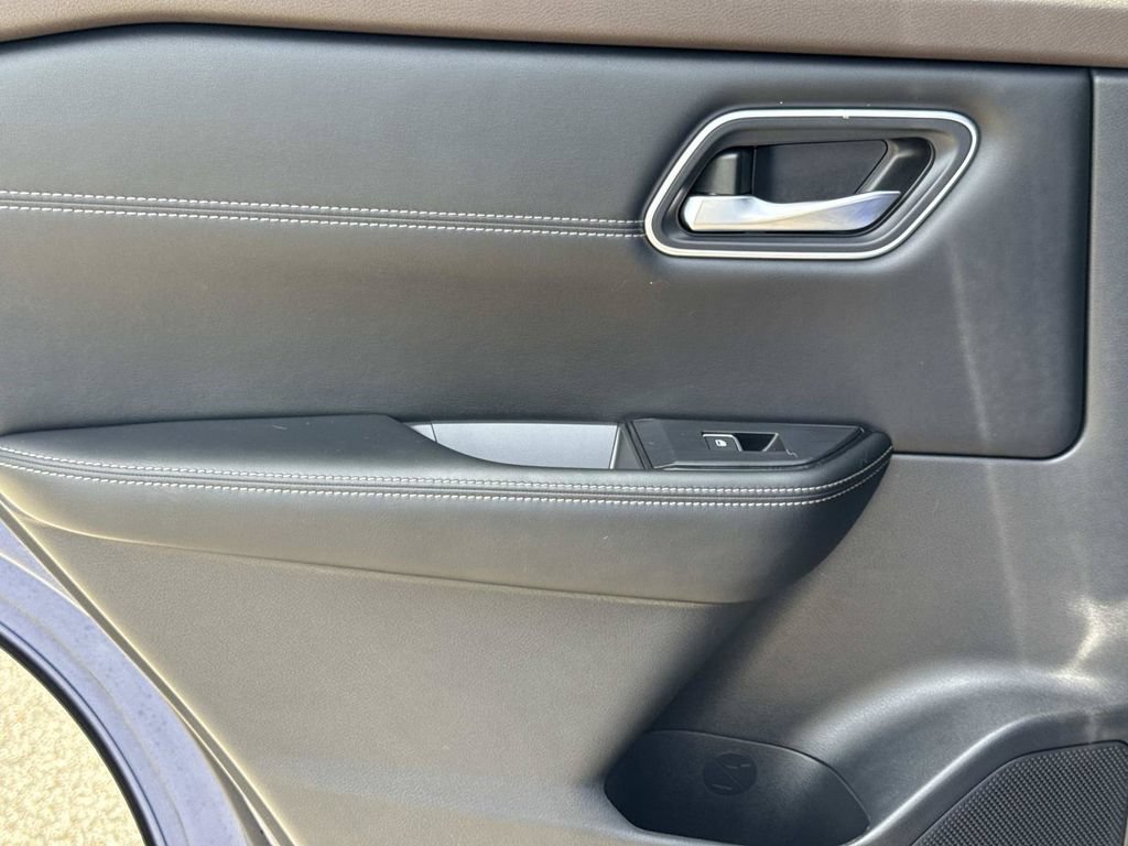 Certified 2023 Nissan Rogue Platinum w/ Platinum Premium Package FWD image 14
