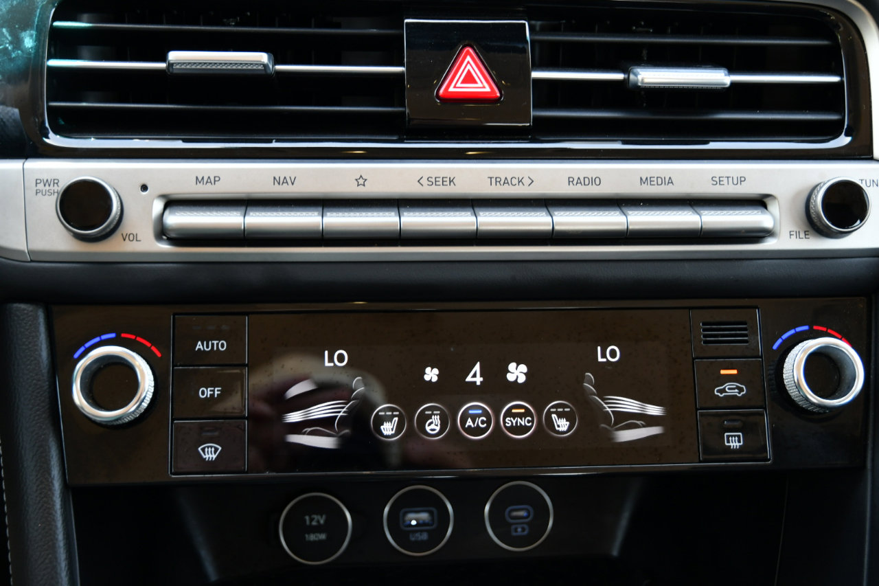 Used 2025 Genesis G70 2.5T image 17