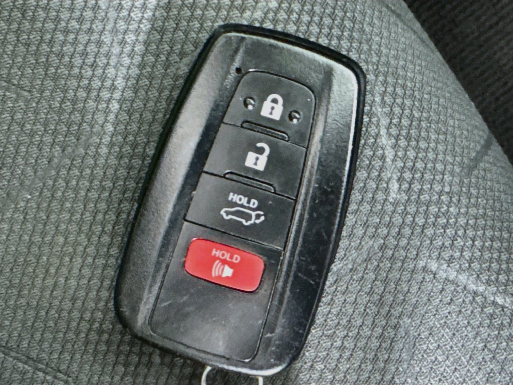 Used 2020 Toyota RAV4 XLE w/ Convenience Package FWD image 37