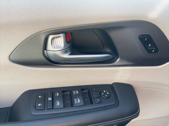 Used 2024 Chrysler Pacifica Touring-L image 13