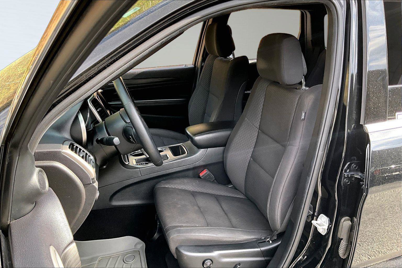 Used 2019 Jeep Grand Cherokee Laredo w/ Security & Convenience Group AWD/4WD image 44