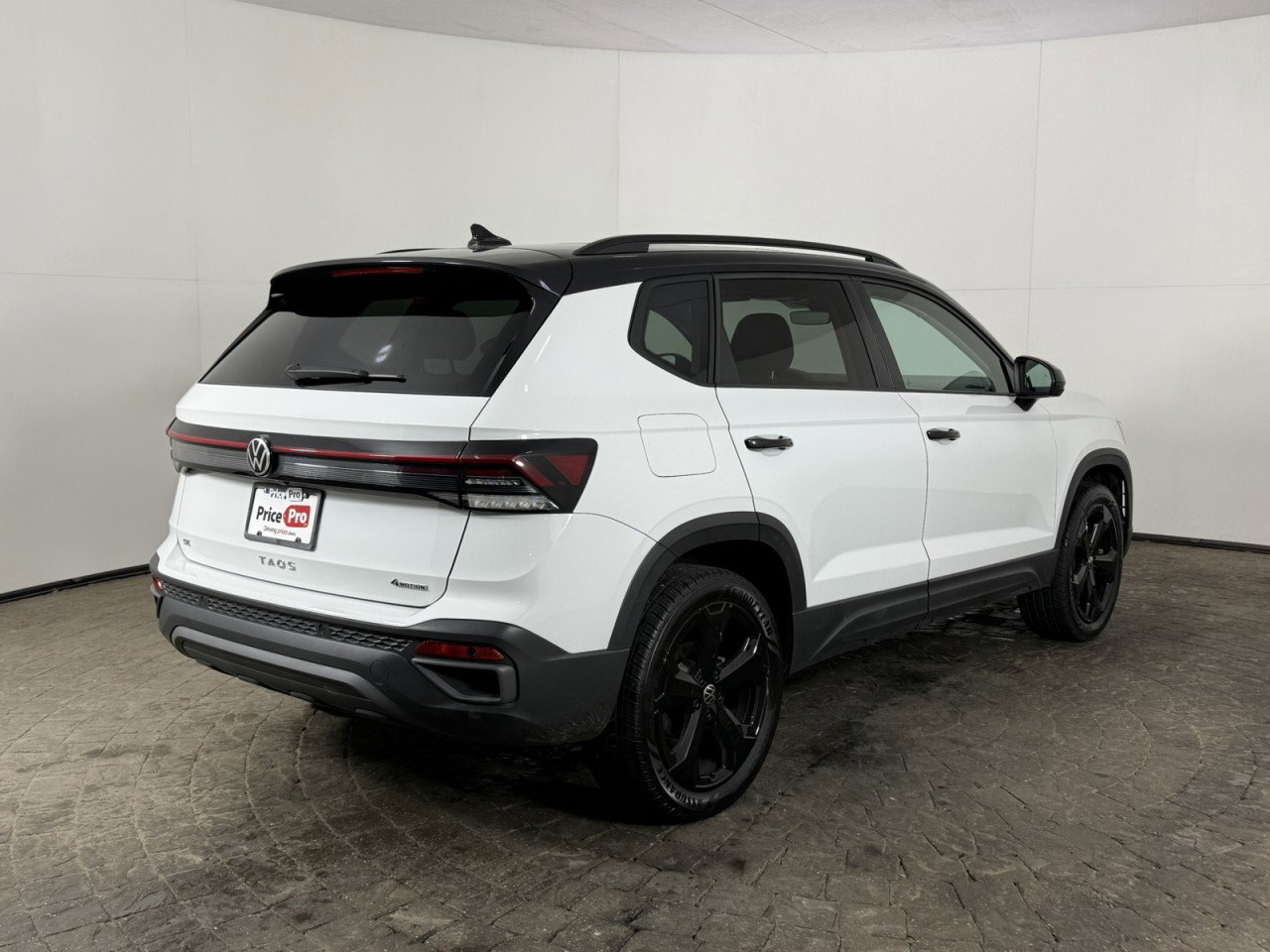 Used 2025 Volkswagen Taos SE AWD/4WD image 9