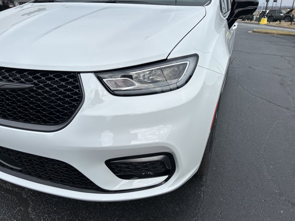 New 2026 Chrysler Pacifica Select AWD/4WD image 3