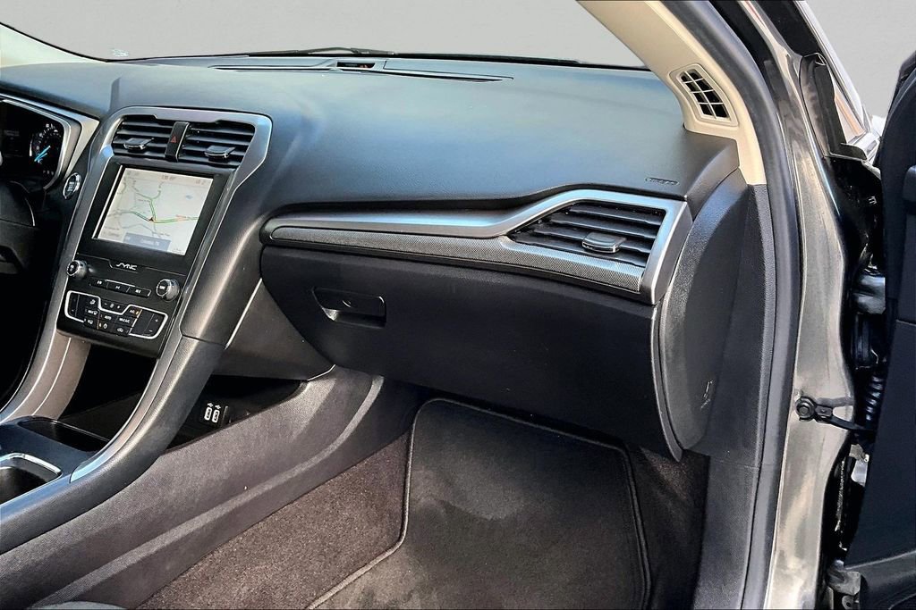 Used 2020 Ford Fusion SE image 25