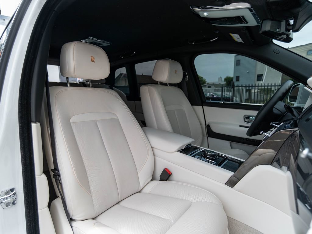 Used 2022 Rolls-Royce Cullinan Black Badge w/ Dark Exterior Package AWD/4WD image 18