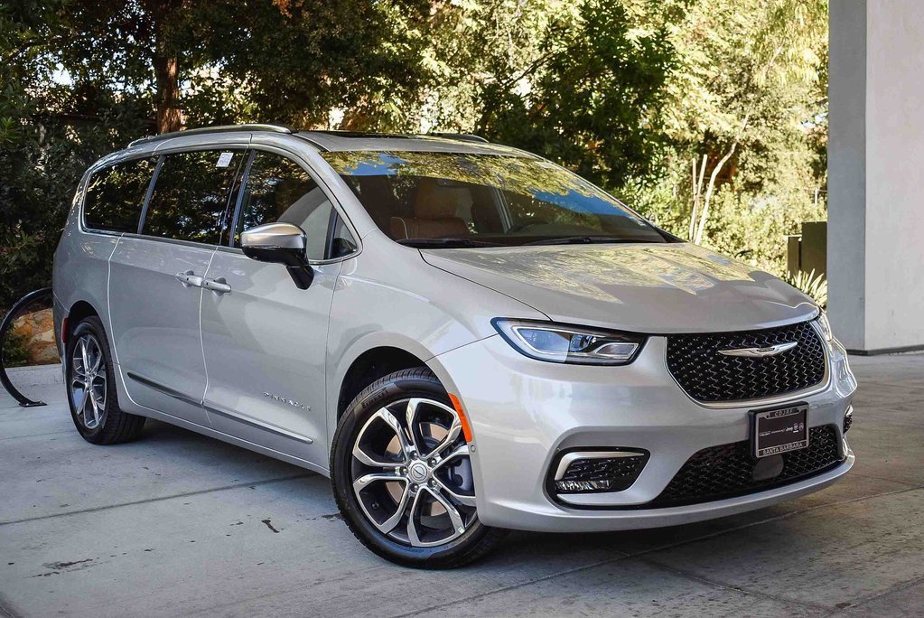 New 2026 Chrysler Pacifica Pinnacle w/ Trailer Tow Group image 1