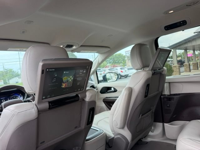 Used 2021 Chrysler Pacifica Touring-L w/ Uconnect Theater Family Group FWD image 9