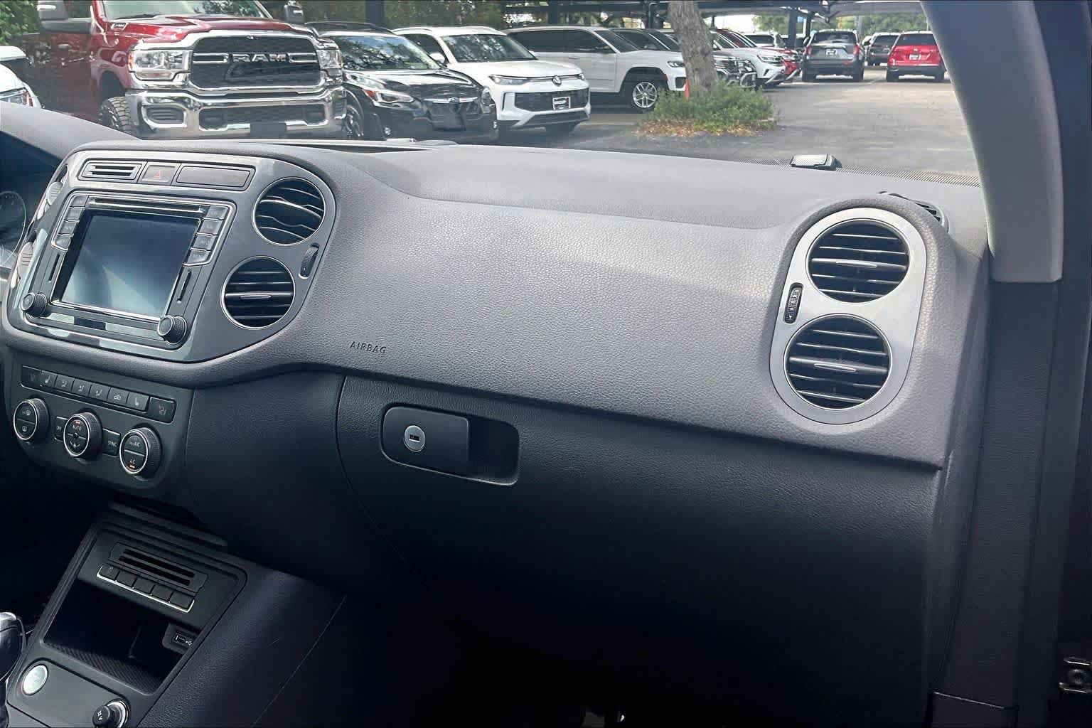 Used 2016 Volkswagen Tiguan SEL image 19