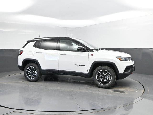 New 2026 Jeep Compass Trailhawk w/ Sun, Sound & Navigation Group AWD/4WD image 3