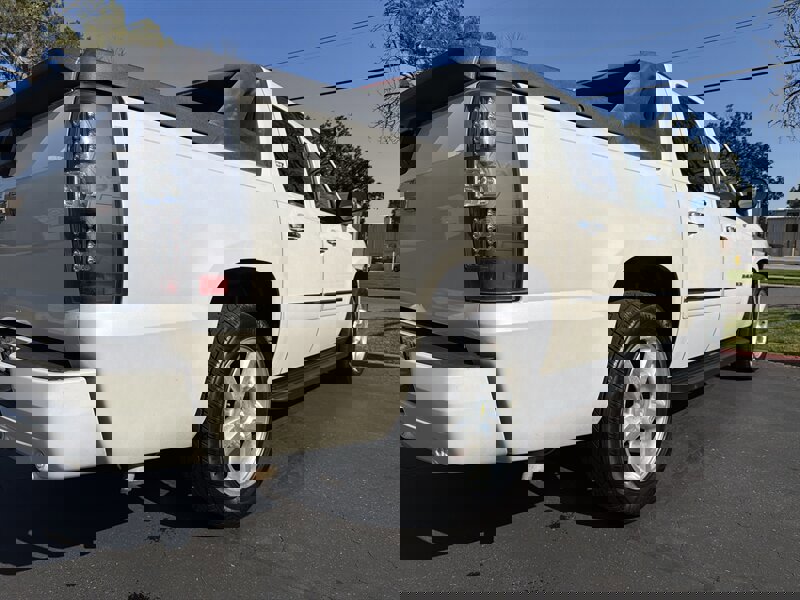 Used 2011 Chevrolet Avalanche LTZ image 11